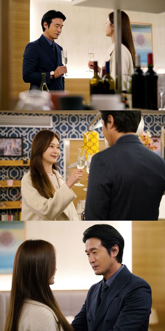 Showwindow: The Queens House, Lee Sung-jae and Jeon So-min celebrate.In the 11th episode of Channel As 10th Anniversary Special YG Entertainment Wall Street drama Showwindo: The Queens House (playplayed by Han Bo-kyung, Park Hye-young / Directed by Kangsol, Park Dae-hee / Produced by Kotop Media / YG Entertainment Channel A), Shin Myung-seop (Lee Sung-jae) and Yoon Mi-ra (Jeon So-min) were shown at the Rahen Gallery V The details of the VIP transaction were Falsify, and Kim Kang-im (Moon Hee-kyung) was accused to the prosecution.The plot of those who go beyond imagination made me wonder about the future story.Meanwhile, Showwindo: The Queens House released a still cut of Shin Myung-seop and Yoon Mi-ras Champagne party scene ahead of the 12th broadcast.The happy Champagne party of two people, which contrasts with Han Sun-joo (Song Yoon-ah), who is more embattled by Kim Kang-ims arrest, draws anger.Shin Myung-seop had previously asked Yoon Mi-ra for details of Kim Kang-ims corruption, but the details of the transaction confirmed by Yoon Mi-ra were only clean without any strangeness.Shin Myung-seop asked Yoon Mi-ra for something, and Kim Kang-im was investigated by the prosecution for violating the political fund law as planned by Shin Myung-seop.Anyone who has watched the process can see that the evidence that the prosecution currently has is Falsified by Yoon Mi-ra.It was revealed that Shin Myung-seop did not only put Yun Mi-ra in the position of director of the Rahen Gallery, but that he needed the director of the Rahen Gallery in his strategy.However, Yoon Mi-ra committed a new sin by passing over Shins sweet words. Shins precision, which does not bleed on his hands, caused viewers creeps.He has entered Lee Yonghae Rahen and is now planning to take Lee Yong and take over Rahen.The happiness of the two has now been built on falsehoods and Falsify, but through this incident, Han Seon-ju has fully awakened; her new counterattack, which is now completely different, is set to begin.How long will Shin Myung-seop and Yoon Mi-ra enjoy this happiness? Can Han Sun-ju capture the evidence of Falsify and break them down?Attention is focused on the 12th episode of Show Window: The Queens House, which can be confirmed.Showwindows: The Queens House 12 episodes air today (on the 4th) at 10:30 p.m.Showwindow: Queens House, which was invested by the domestic representative OTT platform Wavve, can be seen on the wave at the same time as Channel A broadcast