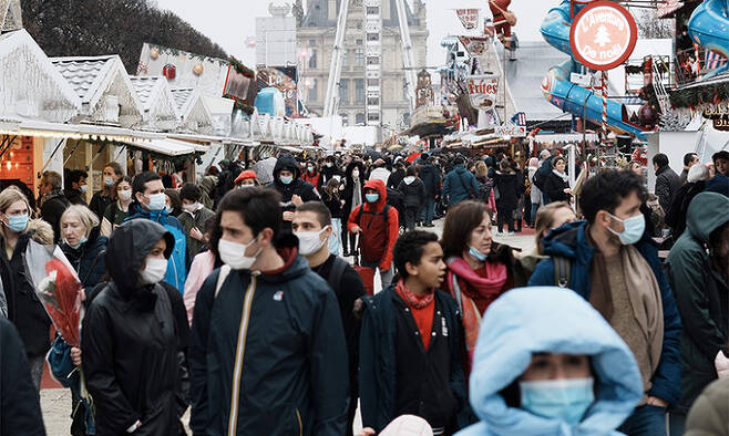 지난해 12월 29일(현지시간) 프랑스 파리에서 박람회가 열려 시민들이 구경하고 있다. 파리=AP뉴시스