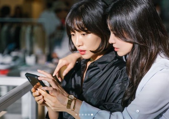 Actors Song Hye-kyo and Choi Hee-seos affectionate Kemistry was revealed and attracted attention.On the 4th, the official Instagram of Im Breaking Up Now posted several photos along with an article entitled Im Breaking Up Now, with Chi Sook and Young Eun.In the photo, Song Hye-kyo and Choi Hee-seo Pose affectionately and take a self-portrait.Choi Hee-seo, who takes a self-portrait with his cell phone, and Song Hye-kyo, who is posing together with his neck, give a glimpse of the warm atmosphere of the filming scene.The two Actors steamy Kemistry, as well as the brilliant beauty, admires.On the other hand, Song Hye-kyo and Choi Hee-seo are in the midst of SBS drama I am breaking up now, respectively, and Ha Young is playing the role of Hwang Chi-sook and is breathing among friends in the drama.