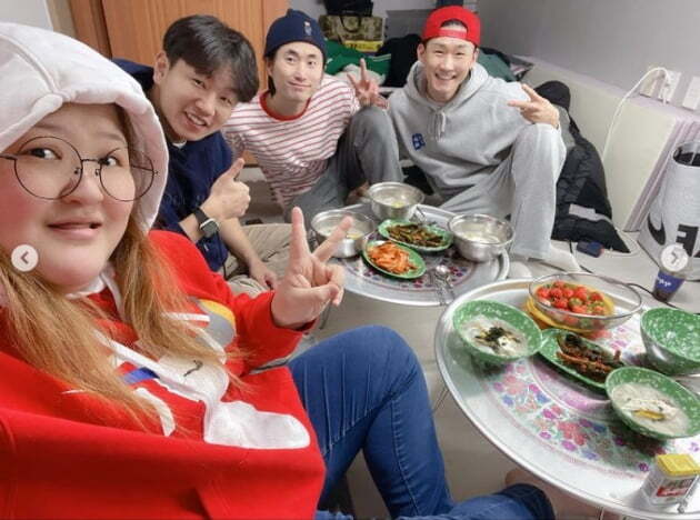 Gag Woman Lee Guk-joo has shared her fun routine.Lee said on his 5th day, # Comedy Big League # New Years first # Great Season # Good Air # Good Food # Good Idea # Good Idea # Cheongseung # Noodle # Choi Ji Yong # Seagol Sweet # No Alcohol # Shin Kyu Jin # Cold Ta Noodle # First Desperate # I posted a picture with the sittag.In the open photo, Lee Kook-joo and his colleagues who are holding an idea meeting of comedy Johny Hendricks were included.On the other hand, Lee is currently appearing in the TVN entertainment program Comedy Big League and is communicating with the public through his personal YouTube channel.Photo: SNS of Lee Guk-joo