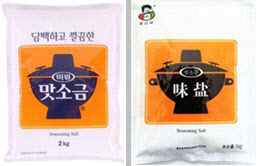대상 청정원의 미원 맛소금(왼쪽)과 중국 업체가 생산한 맛소금 모조품. (사진=한국식품산업협회)