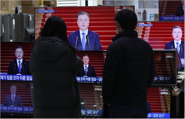 지난 3일 오전 서울 용산구의 한 전자상가에서 문재인 대통령의 2022년 신년사가 생방송으로 중계되고 있다. ⓒ데일리안 홍금표 기자