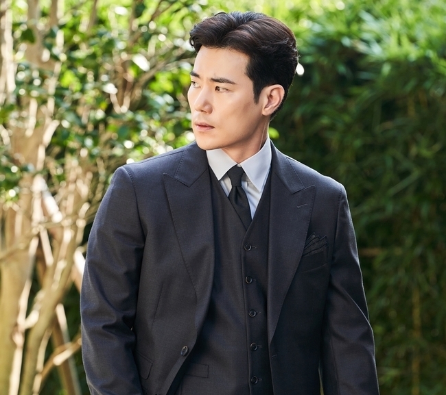 Yoon Jae-hee and Jung Jun-hyuk are moving forward without hesitation, but carefully, toward the final goal of entering the Blue House.However, various events, such as the constant ruse of outsiders trying to hold power, and the unresolved past scandals closely tied to Sung Jin-ga, are obstacles to the two.