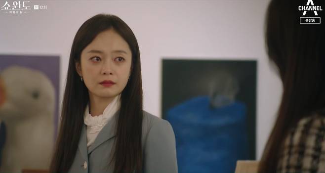 Song Yoon-ah declared divorce Irreplaceable You to Lee Sung-jae and Jeon So-min and fought back, calling the cracks of the two.On Channel As House of the Showwindo, which aired on the 4th, Han Sun-joo was shown counterattacking Shin Myung-seop (Lee Sung-jae) and Yoon Mi-ra (Jeon So-min).When Shin Myung-seop and Yoon Mi-ra tried to put the book of the gallery into a corner and drive the chairman Kang Im (Moon Hee-kyung) to the corner, Han Seon-ju pulled out the knife.Han Seon-ju visited a shoe factory that he knew well from the past and asked him to distribute the design of Queen Victoria shoe at a full price, instead through his China dealership.The customer was a customer related to the eternal leather of Yoon Mi-ra in the past and tried to crack between Yoon Mi-ra and Shin Myung-seop.Han Seon-ju also returned to his affectionate wife and told her doubtful Shin Myung-seop that he would accept the coexistence of the three.I dont have time to rely on you, so you can help me.Han Sun-joo said, It would be better if you were to coexist peacefully and happily, than to lose you and your family. Whoever you meet, do what you want.However, my husband, my children, be faithful as a father, he suggested, confusing Shin Myung-seop.Yoon Mi-ra had a list of customers in the case of Youngwon leather two years ago, and Shin Myung-seop suspected Yoon Mi-ra.When he found the crypt together on the anniversary of Miras parents, he said, Lets have a child. But even in his own request, Yunmira looked completely unaware and said, Is that you?Is that you who distributed it to Queen Victoria China? Yun Mi-ra was angry, saying, I really am not.In the meantime, Han Sun-joo, who came to Yun Mi-ra, said, Yoon Mi-ra, you live as a woman who can not stand next to Shin Myung-seop until you die.Ill be a bastard, too, and Ill be a bastard.He then handed over a summons from the prosecution, saying he knew that the gallery transaction book was Falsify.Han Sun-joo warned, Just prepare to take care of what you have done so far. Yoon Mi-ra could not hide his anxious expression.Shin Myung-seop handed a plane ticket to Yoon Mi-ra, who received a prosecutors summons, and thought about sending Mira overseas, saying that he would handle it all if he went abroad for a while.Shin Myung-seop said, Im hiding until I call it. Yoon Mi-ra shed tears and appealed, I just wanted to be next to you.However, ahead of his departure, Yoon Mi-ra called Han Sun-joo and suggested that I have proof that your mother is innocent.Yoon Mi-ra said, I will give you this data, if you divorce. He first asked for divorce, and Han Sun-ju first told me to hand over the data.In the end, Yoon Mi-ra went to the tea (Kim Seung-soo) and told him to help him, and instead of going abroad, he hid in the house provided by the tea.On the other hand, Han Seon-ju made a way to make Yun Mi-ra come out in front of him on his feet, and then the two peoples remind wedding ceremony where the incident occurred, and the appearance of Han Seon-ju and Shin Myung-seop kissing affectionately was re-illuminated and tense.