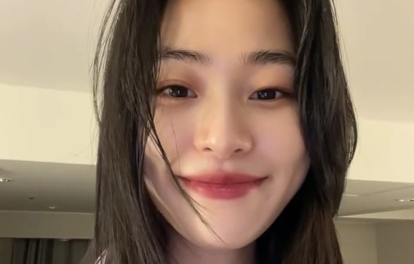 Actor Lee Soo-kyung showed off his lovely visuals.On the 4th, Lee Soo-kyung posted a short video on his instagram with the phrase I posted you 2.Lee Soo-kyung took a video in self-camera mode. She was smiling in a striped shirt.Above all, her natural hair and her smile showed off her cute charm. Her doll-like beauty was outstanding.Meanwhile, Lee is scheduled to appear in the movie Deadman released in 2022.
