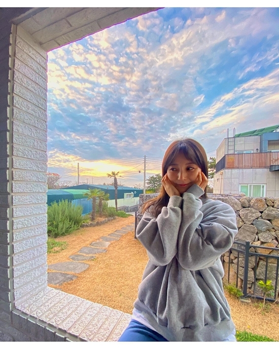 Ahn Hye-Kyung posted a photo on his instagram on the 5th with the caption: Wait... I felt like I saw heaven for a very short time. #Jeju Island #travel.In the open photo, Ahn Hye-Kyung poses in the background of the Jeju Island stone wall.Ahn Hye-Kyung completed a comfortable yet hip fashion with a pair of man-to-man and jogger pants.The relaxed appearance of Ahn Hye-Kyung enjoying the trip to Jeju Island caught the attention of the viewers.On the other hand, Ahn Hye-Kyung won the team by playing as a goalkeeper for FC Bull moth in SBS Goal-hitting Girls season 1.Photo: Ahn Hye-Kyung Instagram