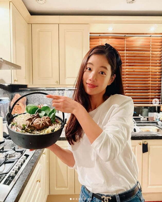 Actor Ki Eun-se told her daily life.Ki Eun-se posted a few photos on his instagram on the 5th, with an article entitled I ate a bowl of wheat yunabe and I prepared it in the morning ~ ~ ~ ~ ~ ~ I prepared it in advance.Ki Eun-se in the public photo is holding a self-made wheat Yunabe and leaving a certification shot.Meanwhile, Ki Eun-se married a 12-year-old American businessman in 2012; Ki Eun-se is currently appearing on SBS Now, Were Breaking Up.Photo: Ki Eun-se SNS