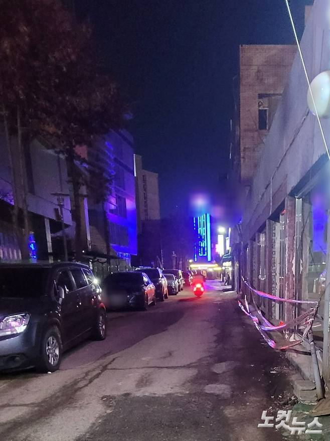 지난해 5월 31일 자정부터 전면 폐쇄 조치된 경기 수원역 인근 성매매집결지. 영업이 중단된 유리방 업소들이 즐비한 골목 사이로 모텔과 다방 간판 등이 보인다. 박창주 기자