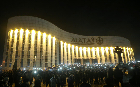 4일(현지시간) 카자흐스탄 알마티에서 열린 액화석유가스(LPG) 가격상한제 해제 반대 시위에 참가한 시민들이 휴대전화 손전등을 밝혀 항의의 뜻을 전하고 있다. 알마티 로이터 연합뉴스