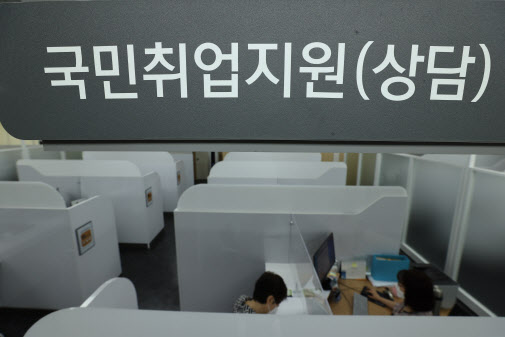 취업자가 4개월 연속 증가세를 이어가고 있는 가운데 14일 오전 서울남부고용센터를 찾은 시민이 국민취업지원 상담을 하고 있다.(사진=연합뉴스)