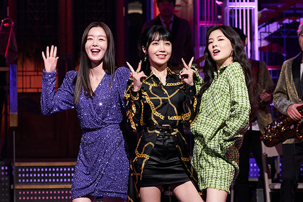 Actor Lee Sun-bin, Han Sun-hwa and Jung Eun-ji will be on SNL Korea 2.Coupang Play SNL Korea 2, which is broadcasted on January 8, will feature the original Drunk City Women starring Lee Sun Bin, Han Sun-hwa and Jung Eun-ji as companion hosts.The corner parodying the so-called drinker city women with the SNL table, The women who have drunk, is a contest with Lee Sun-bin, Han Sun-hwa, and Jung Eun-ji attending the reunion and taking a lot of troubles. He is going to make a laugh.The three super-class chemis as well as corners that show their talents and talents are attracting attention.In the corner of the parody of the topical film Red End of Clothes Retail, Han Sun-hwa will develop a game of alcohol games with Shin Dong-yeop of Isan, which is a decomposing Sungdeokim, a woman who shows genius in drinking.The Jung Eun-ji corner of Maseong will attract viewers with its unique charm with the setting that Jung Eun-ji, who has the charm to make everyone both young and old, captures the girlfriends mind of Nam Sa-chin who happened to be joined by him.Finally, Lee Sun-bin transforms from the corner AI Actor Gigabini to an AI Actor, and not only digests AI characters with unusual movements, but also adds more anticipation by foreshadowing his pleasant breathing with his senior AI Actor Gigahuni Jung Sang-hoon.SNLCrewejins performance also draws attention.SNL Korea Season 2, which opened with the corner Cold Opening, which is causing a hot topic, will bring out the reality sympathy by showing the self-employed people living in the Corona 19 era through the corner of surviving as a self-employed person in Korea.