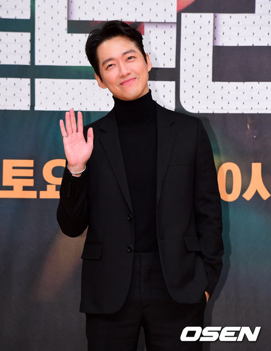 Actor Namgoong Min returns to SBS new drama 1,000 won LawyerAs a result of the afternoon coverage on the 7th, actor Namgoong Min positively reviewed SBS new drama 1,000 won Lawyer as his next work and caught the strand by appearing.Studio Ss 1,000 won Lawyer draws a story of a man who is the best at 1,000 won and the best at the best.Choi Soo-jin and Choi Chang-hwan, who are pro-brother writers, wrote and received the Grand Prize in the SBS Drama Competition in 2015.Namgoong Min was disassembled as Baek Seung-soo in SBS Stove League which ended in February 2020, and won the Grand Prize of Honor in SBS Grand Prize that year.SBS and SBS have once again been in hand in two years.Meanwhile, Namgoong Min won the Grand Prize for The Veil at the 2021 MBC Acting Grand Prize held last month and set a record for winning the Grand Prize trophy for the second consecutive year.DB