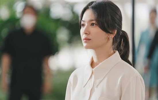 SBS gilt Drama Now, Were Breaking Up (hereinafter referred to as Ji He-jung) will end tomorrow (8th).Viewers are paying attention to what choice Ha Young (Song Hye-kyo) and Yoon Jae-guk (Jang Ki-yong) will make and what ending they will make, as they fall in love because they feel an irresistible attraction, but they decide to part ways for each other.Yoon had already prepared to leave for Paris, and though he understood with his head that Ha could not go with him, his heart was still hoping to be with Ha Young.In the end, Yoon bought two tickets for the flight to Paris, and handed it to Ha Young-eun, saying, Ill ask you only once last time. You want to come with me? Come with me. Young Eun-ah.Yoon Jae-guk, who made the last offer with sincere sincerity to Ha Young-eun, who knows Yoon Jae-guks heart and love better than anyone else. The affectionate figure of the two made the ending of the 14th episode of Jihejung.Meanwhile, on January 7, the production team of Jihejung released Ha Young-eun and Yoon Jae-guk, who faced each other at the airport ahead of the 15th broadcast.In the photo, Yoon is standing with a large luggage bag. Ha is standing in front of such a Yoon Jae-guk.Through the busy people around the two, it can be guessed that the airport is where they are, and that Yoon Jae-guk is approaching time to leave for Paris.What you should be aware of here is the eyes and facial expressions of two people looking at each other, full of love feelings such as sadness and sadness.Why did Ha Young appear at the airport? Did he accept Yoon Jae-guks proposal to leave for Paris together? The sad but brilliant love story of two people is drawing attention.In this regard, the production team of Jihejung said, In the 15th episode that is broadcast today (7th), the love of Ha Young-eun and Yoon Jae-guk is at its peak.The delicate emotions and hot performances of two Actors, Song Hye-kyo and Jang-yong, have deepened their love. I would like to ask for your interest and affection. The 15th episode of Jihejung will be broadcast at 10 p.m. on the 7th.Photo: Samhwa Networks, UAA