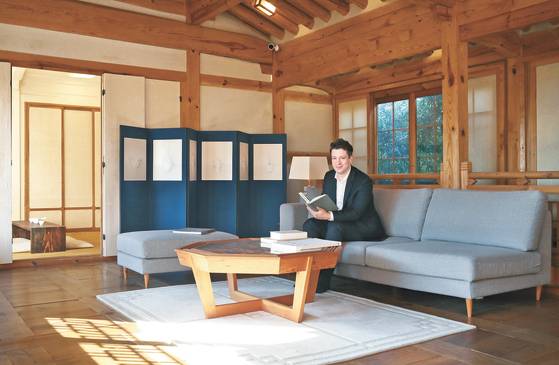 한옥 정취에 맞게 꾸민 거실에서 포즈를 취한 마크 테토. 신인섭 기자