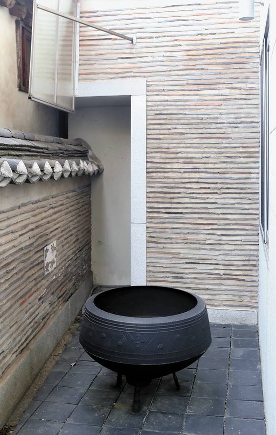 마크 컬렉션 중 19세기 ‘드므’. ‘넓적한 큰 독’이라는 뜻으로 방화수를 담아뒀던 무쇠 기물. 신인섭 기자