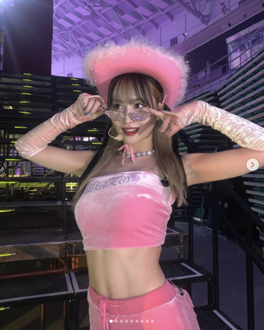 Members of the group TWICE MOMO showed off their waist and clear abs.On the 8th, TWICE official SNS posted several photos of MOMO that seemed to be taken while preparing for the concert.In the open photo, he was wearing a half-faced sunglasses with pink hair from head to toe, as well as a clear abs on his waist.Fans who saw this responded I think my abs have become clearer and I took it during rehearsals (concert)! Its cute, its charismatic and Wannabe body.Meanwhile, TWICE, which successfully completed the first performance of the fourth world tour TWICE 4TH WORLD TOUR III (TWICE 4th world tour Three) at KSPO DOME (Olympic Gymnastics Stadium) in Songpa-gu, Seoul on December 25th and 26th, will launch a new world tour in 2022.TWICE Official SNS