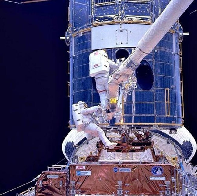2008년 새 촬영 렌즈로 교체 중인 허블우주망원경