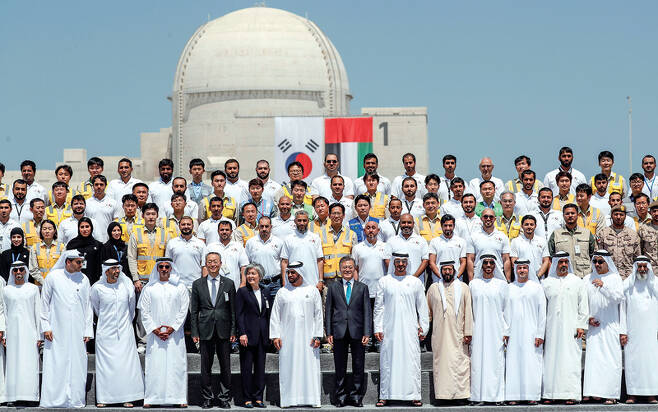 2018년 3월26일 아랍에미리트(UAE)를 공식 방문 중인 문재인 대통령이 모하메드 빈 자이드 알 나흐얀 왕세제 등과 함께 한국이 건설한 바라카 원전 1호기 앞에서 기념 촬영을 하고 있다.ⓒ연합뉴스