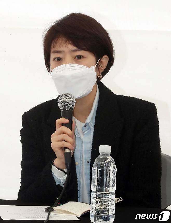 이재명 선거대책위원회 공동상황실장 겸 동물권위원회 공동위원장을 맡고 있는 고민정 의원이 9일 오전 제주시 아라동 행복이네 유기견 보호소에서 동물복지정책을 위한 간담회를 진행하고 있다. 2022.1.9/뉴스1 © News1 오현지 기자