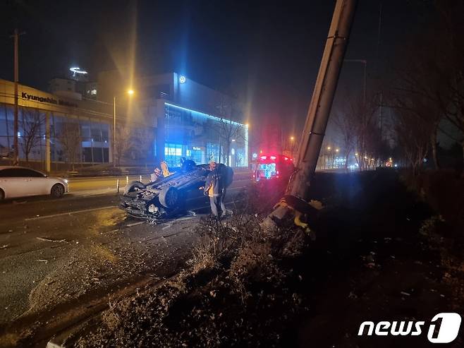 (전주=뉴스1) 강교현 기자 = 9일 오후 9시42분께 전북 전주시 장동의 한 도로에서 승용차가 인도 옆 전신주를 들이받고 전복되는 사고가 발생했다.(독자 제공)2022.1.9/© 뉴스1