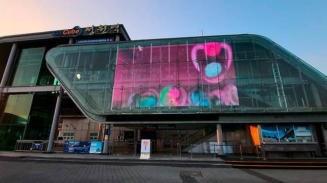 순천만스카이큐브 정원역 유리 외벽에 설치한 창성시트의 투명 LED 디스플레이 설치 모습