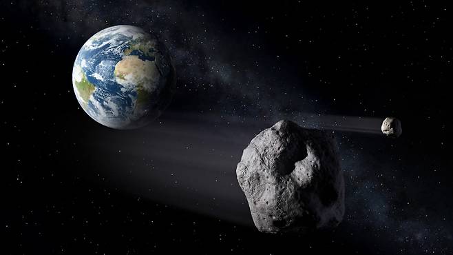 지구를 스치는 소행성 상상도. 오는 19일(한국 시간) 지름 1㎞짜리 소행성 ‘1994PC1’이 지구에 193만㎞까지 접근한다. 지구와 달 사이의 약 5배 거리까지 다가오는 것이다.  유럽우주국(ESA) 제공