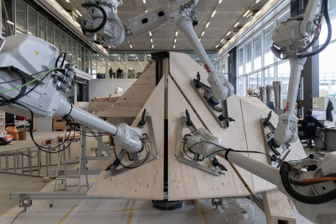 인공지능(AI)이 있는 로봇 팔 4대가 스위스에 세울 공중정원의 부품을 조립하고 있다. 작업 속도를 높이고 건축물의 품질도 올릴 수 있다. 스위스 취리히연방공대 제공
