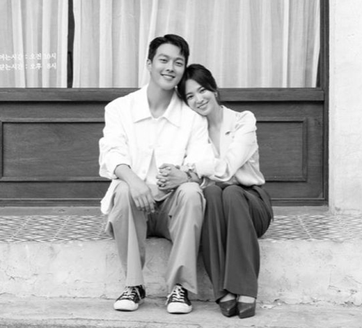 Actor Song Hye-kyo (41) expressed his feelings for the end of SBS Drama Now, We Are Breaking Up.Song Hye-kyo posted a black and white photo on Instagram on Saturday with the male lead actor Jang Gi-yong, 30, while saying, Now, Im breaking up!Thank you so much, happy and warmer than ever. Thank you for your love, wrote Song Hye-kyo.In the photo, Song Hye-kyo and Jang Gi-yong are squatting in front of the photo studio, smiling affectionately with their arms crossed. Another photo is looking into each others eyes.Two extraordinary chemis are also felt in the photo: Song Hye-kyo played Ha Young and Jang Jang Yong played Yoon Jae Kook in Now, We Are Breaking Up.Fellow celebrities close to Song Hye-kyos closing remarks also sent a encouraging message: Actor Song Yoon-ah, 49, said, You were...a beautiful piece...youre the best!!, actor Park Sol-mi (44) said, I was troubled.