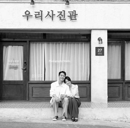 Actor Song Hye-kyo, 41, revealed his feelings for SBS Drama Now, Im breaking up.Song Hye-kyo posted a black and white photo on Instagram on Saturday with male lead actor Actor Jang Ki-yong, 30, while saying, Now, Im breaking up!Thank you so much, happy and warmer than ever. Thank you for your love, wrote Song Hye-kyo.In the photo, Song Hye-kyo and Jang Ki-yong are squatting in front of the photo studio and smiling brightly with their arms crossed.Another picture is looking into each others eyes. The two extraordinary chemis are also felt in the picture.In Now, Im breaking up, Song Hye-kyo was Ha Young and Jang Ki-yong was Yoon Jae-guk.Fellow celebrities close to Song Hye-kyos closing remarks also sent a message of encouragement.Actor Song Yoon-ah, 49, said, You... were a beautiful piece... Youre the best!!, Actor Park Solmi, 44, said, I suffered.