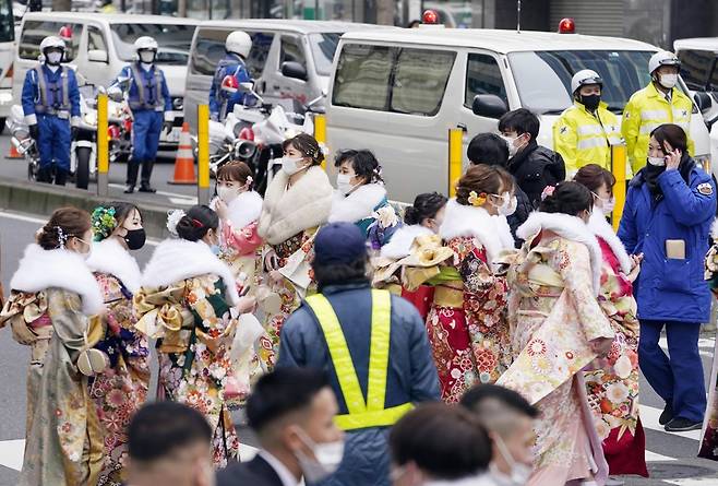 성년의 날 앞둔 일본 (요코하마 교도=연합뉴스) 일본 성년의 날을 이틀 앞둔 8일 일본 가나가와(神奈川)현 요코하마(橫浜)시에서 화려한 옷을 차려 입은 여성들이 성인식 행사장을 주변을 오가고 있다.