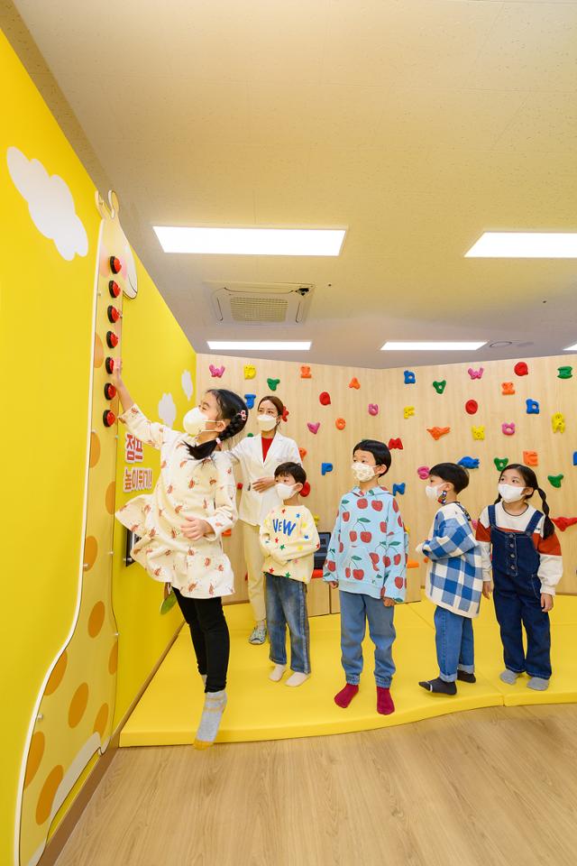 서울 양천구 아이원센터 어린이건강체험관 운동존에서 체험하고 있는 아이들. 양천구 제공
