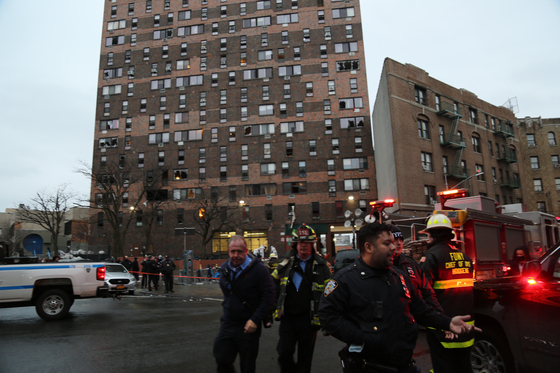 화재가 발생했던 뉴욕시 브롱크스의 아파트에서 소방대원들이 정리 작업을 하고 있다. [신화=연합뉴스]