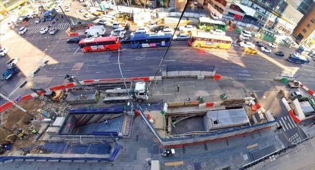 < 신분당선 연장 1단계는 5월 개통 > 지난 7일 서울 강남구 신사동 신사사거리에 있는 신사역에서 신분당선 1단계 공사가 한창 진행되고 있다. 신분당선 1단계는 오는 5월 개통될 예정이다. 김범준 기자