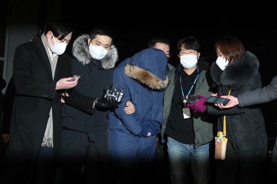 오스템임플란트 직원 이모씨가 지난 6일 새벽 서울 강서경찰서로 압송되고 있다 /사진=뉴스1