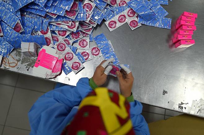 카렉스 말레이시아 본사에서 콘돔을 포장 중인 모습/사진=AFP