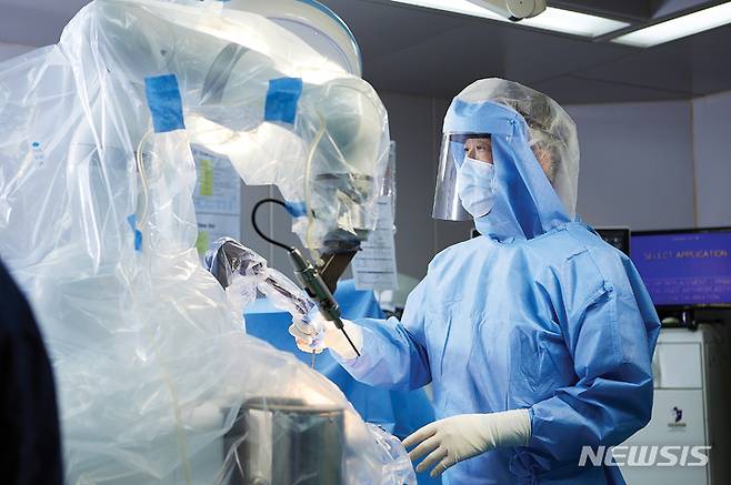 [수원=뉴시스] 닥터 엘시티를 이용한 로봇 인공관절 수술.