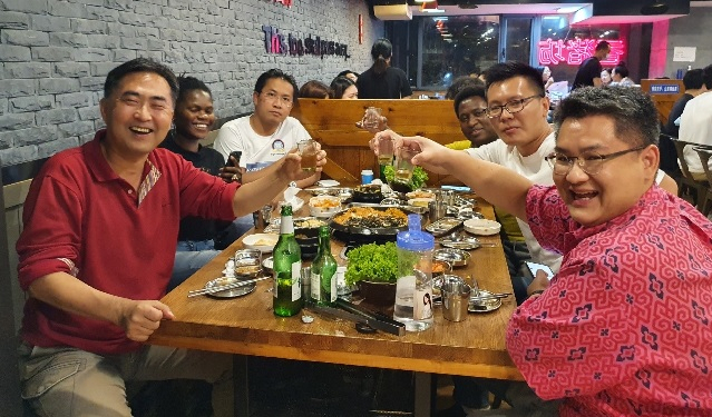 ▲ 한국 요리가 나오는 식당에서 참가자들과 함께. ⓒ우수근