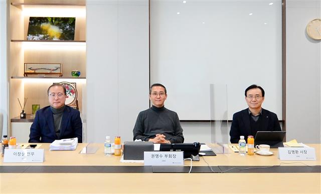 권영수(가운데) LG에너지솔루션 부회장이 10일 온라인 기자간담회에서 회사의 중장기 비전을 소개하고 있다.LG에너지솔루션 제공