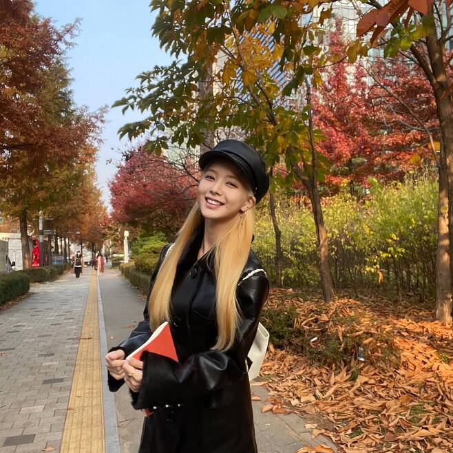 On the afternoon of the 10th, Roh Jin-eui posted a picture on his instagram with an article entitled Jessie J....meet me today!Roh Jin-eui in the public photo boasts blonde hair and poses in a black coat and hat.In his visuals reminiscent of Metell of the Galaxy Railway 999, Elis Yukyung left a comment saying No! and Roh Jin-eui wrote the answer Heh cute Onni.On the other hand, Roh Jin-eui, who was born in 2001 and is 21 years old, is appearing on SBS Drama We That Year as En Jessie J.Photo: Roh Jin-eui Instagram