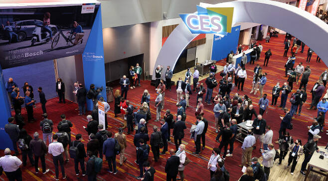 세계 최대 전자·IT 전시회인 ‘CES 2022’ 이 개막한 5일(현지시간) 미국 네바다주 라스베이거스 컨벤션센터에서 관람객과 취재진이 전시장 입장을 기다리고 있다. (사진=연합뉴스)