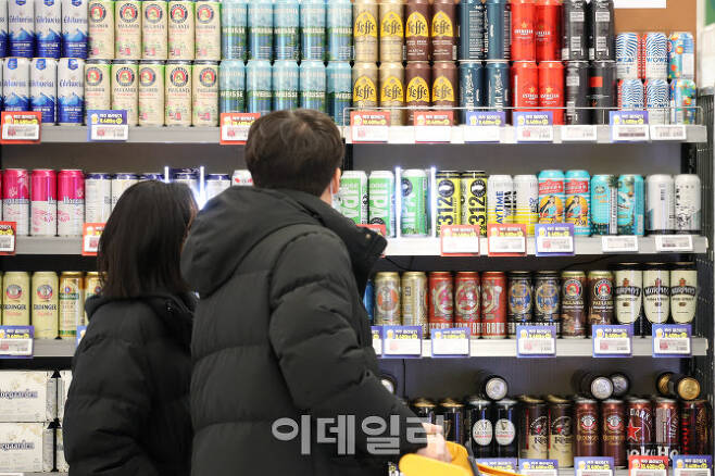 ▲오는 4월부터 맥주 주류세 인상이 예고된 가운데 11일 서울 시내 한 대형마트 수입맥주 매대에서 소비자들이 제품을 살펴보고 있다.(사진=이영훈 기자)