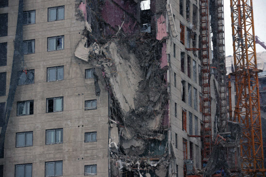 11일 오후 4시쯤 광주 서구 화정동에서 신축 공사 중인 고층아파트의 외벽이 무너져내렸다.(사진=연합뉴스)