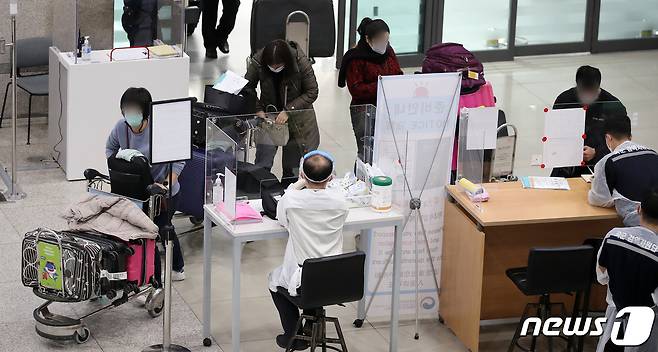 지난 10일 인천국제공항 1터미널에서 해외 입국자들이 이동하고 있다. /뉴스1 © News1 김진환 기자