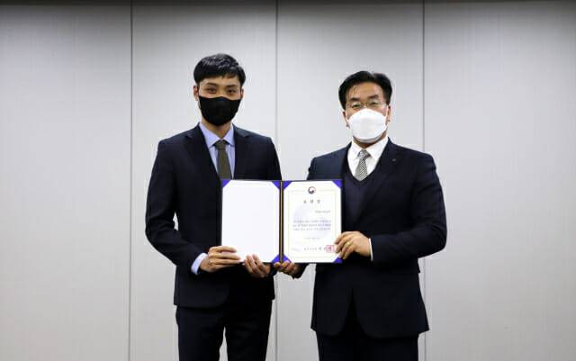 (오른쪽부터) 위니아딤채 대외협력담당 조경형 상무, 법무부 보호정책과 김동하 사무관(사진=위니아)