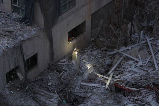 11일 신축 공사 중 외벽이 무너진 광주 고층아파트 현장에서 구조대가 실종자를 수색하고 있다.