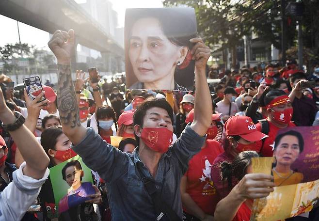 작년 2월, 태국 방콕 주재 미얀마 대사관 인근에서 미얀마 출신 이주민들이 아웅산 수지 미얀마 국가고문의 사진 등을 들고 군부 쿠데타를 규탄하는 시위를 벌이고 있다./AFP 연합뉴스