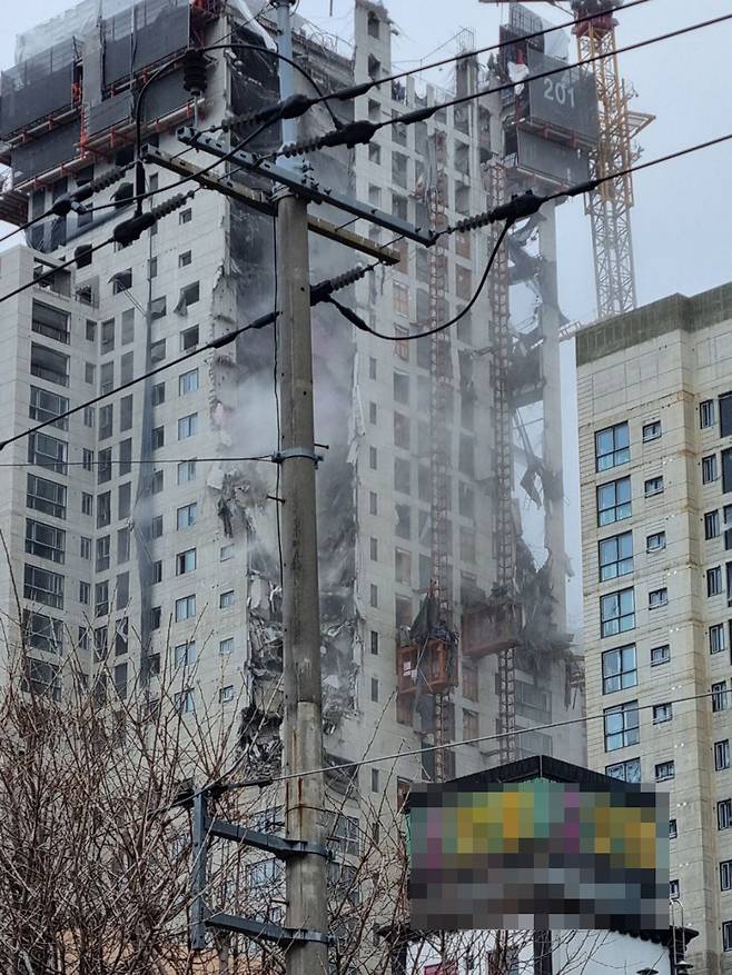 11일 오후 광주 서구 화정동 한 아파트 신축 공사 현장에서 외벽이 붕괴하는 사고가 발생했다. /독자제공/ 연합뉴스