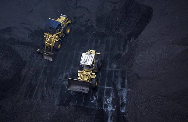 인도네시아 한 발전소의 석탄 저장 구역. /로이터 연합뉴스