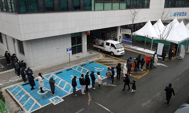 11일 광주 서구보건소 선별진료소에서 시민들이 코로나19 검사를 받기 위해 줄을 서 있다. /연합뉴스