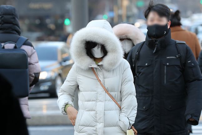 아침 기온이 전날보다 크게 떨어진 11일 오전 서울 종로구 세종대로사거리 인근에서 시민들이 두터운 옷을 입고 이동하고 있다.ⓒ뉴시스